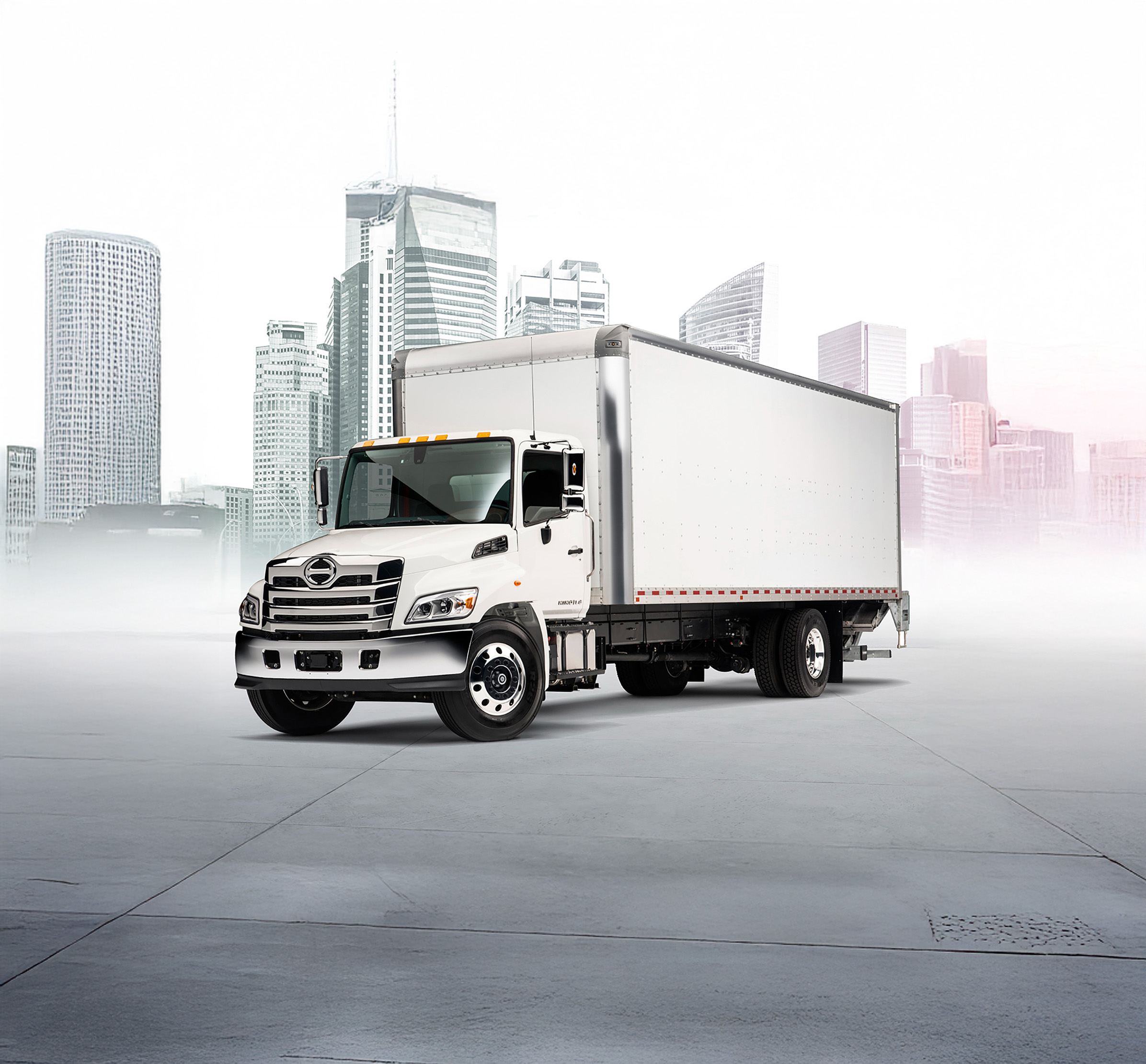 Camion Hino L Series avec boîte fermée et conducteur